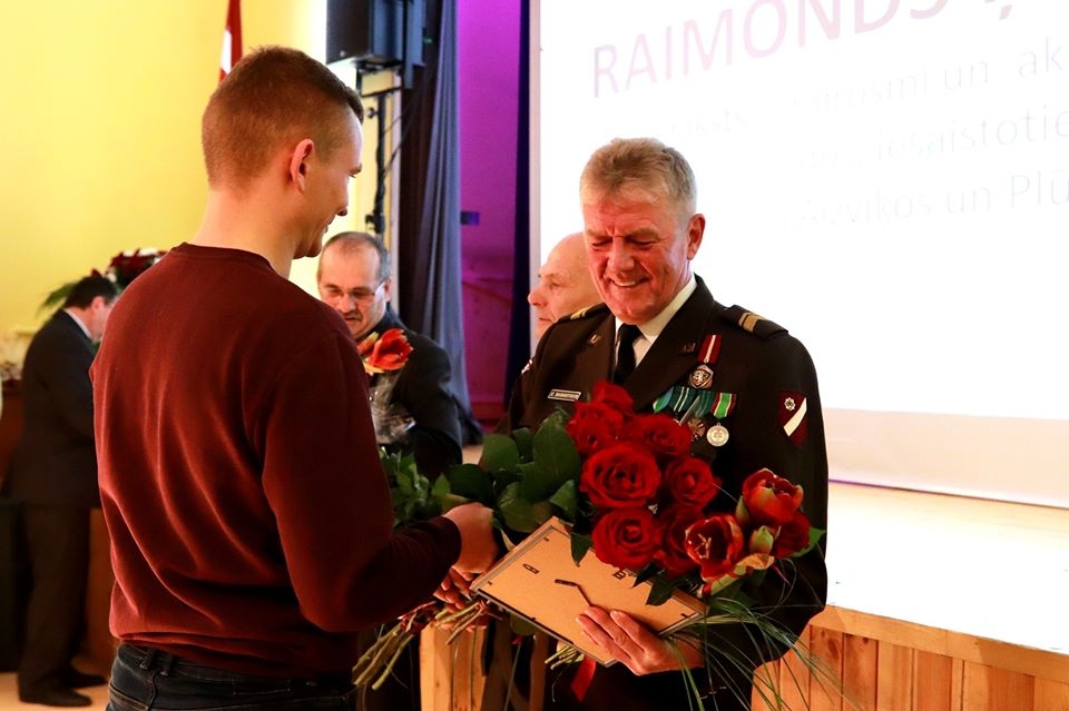 FOTO: Gramzdā pasniedz novada pašvaldības augstākos apbalvojumus