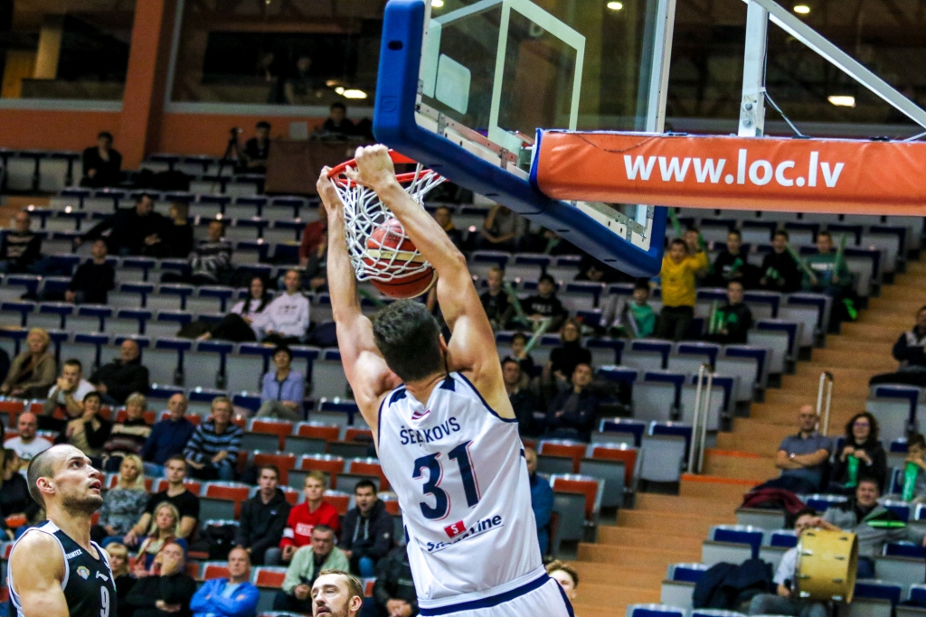 "Liepājas" basketbolisti sīvā cīņā piekāpjas "VEF Rīgai"