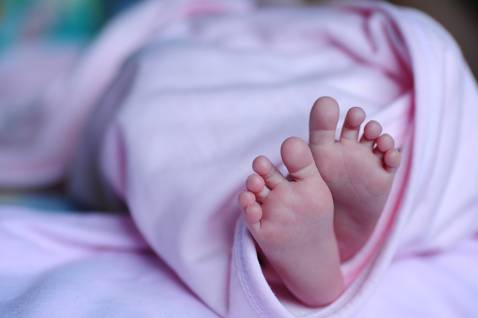 Liepājā no dzīvokļa izņemts bez uzraudzības atstāts zīdainis