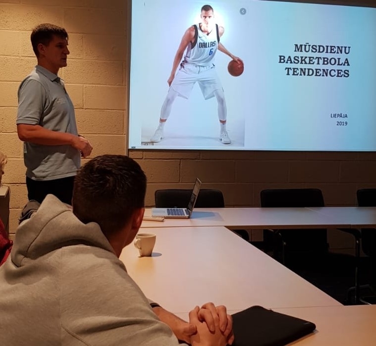 Arvis Steckis Liepājā vada semināru basketbola treneriem