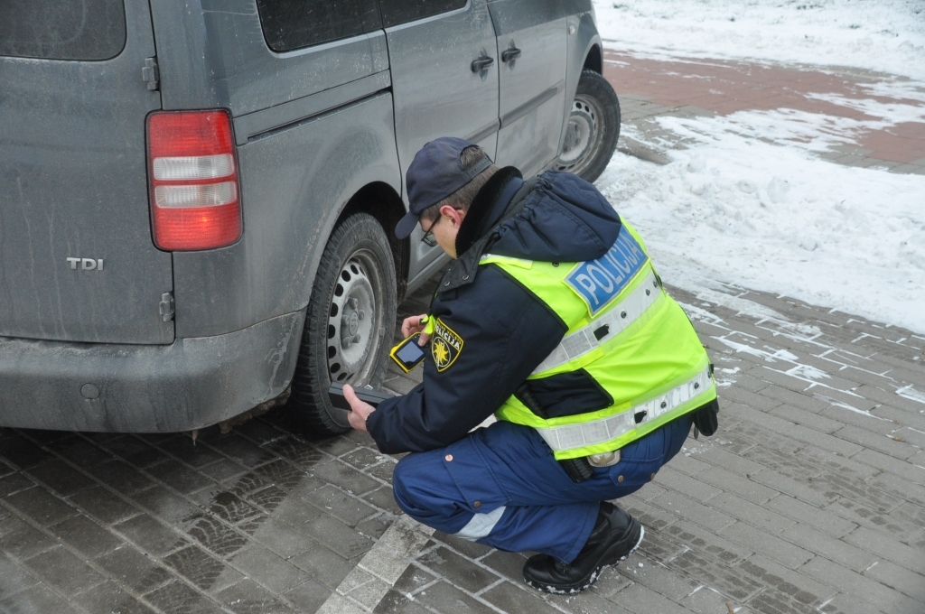 Automobiļiem ar neatbilstošām riepām liegs dalību ceļu satiksmē