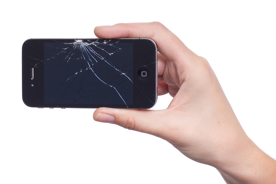 Kā rīkoties, ja bērns no skolas atgriežas ar salauztām brillēm, telefonu vai datoru?