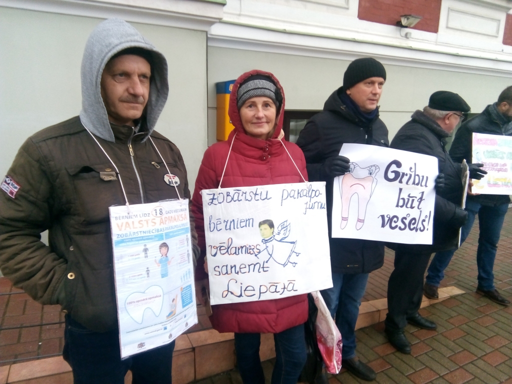 FOTO: Pie Liepājas domes piketē pret zobārstniecības pakalpojumu nepieejamību bērniem