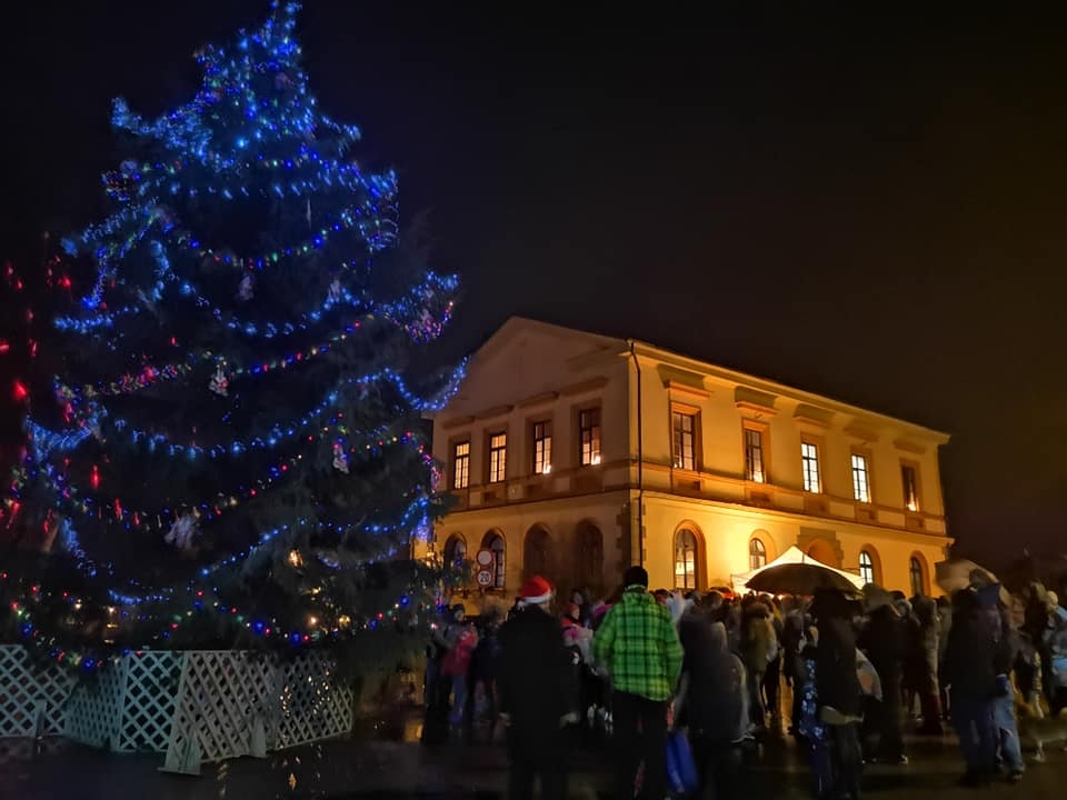 FOTO: Ziemassvētku egli Grobiņā iededz par spīti lietum