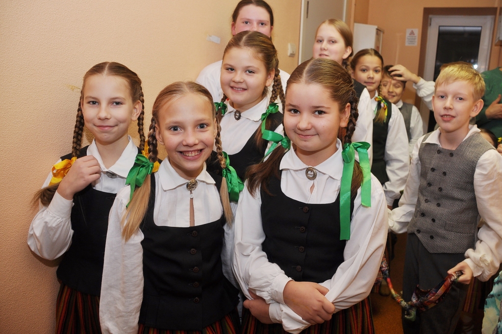 FOTO: "Vaduguns" dejotāji iepriecina vecos ļaudis ar deju koncertu