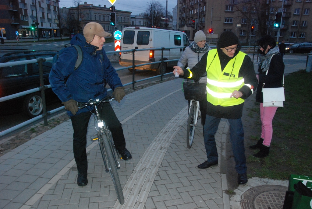FOTO: Liepājā velosipēdistu izgaismošanas akcijas laikā lukturīšus izdala ātri