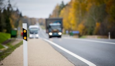 Nozagti nesen uz valsts ceļiem uzstādītie atstarojošie signālstabiņi