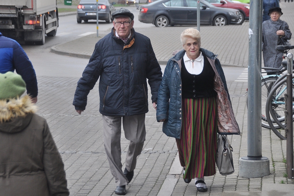 FOTO: Kurzemes seniori Liepājā sadziedas Ziemassvētku noskaņās