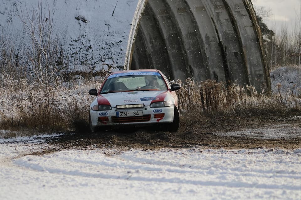FOTO: Autosportisti "Kurzemes ziemas kausu" pēc sniegotās Vaiņodes turpinās Kandavā