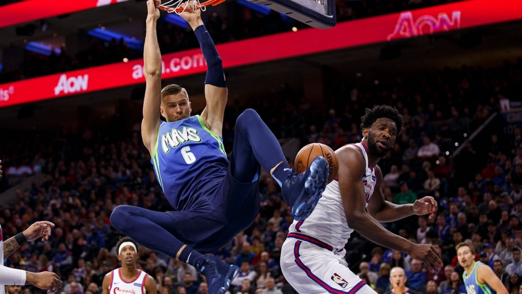 Porziņģim "double-double" pret NBA čempioni; "Mavericks" izsēj 30 punktu pārsvaru un galotnē zaudē