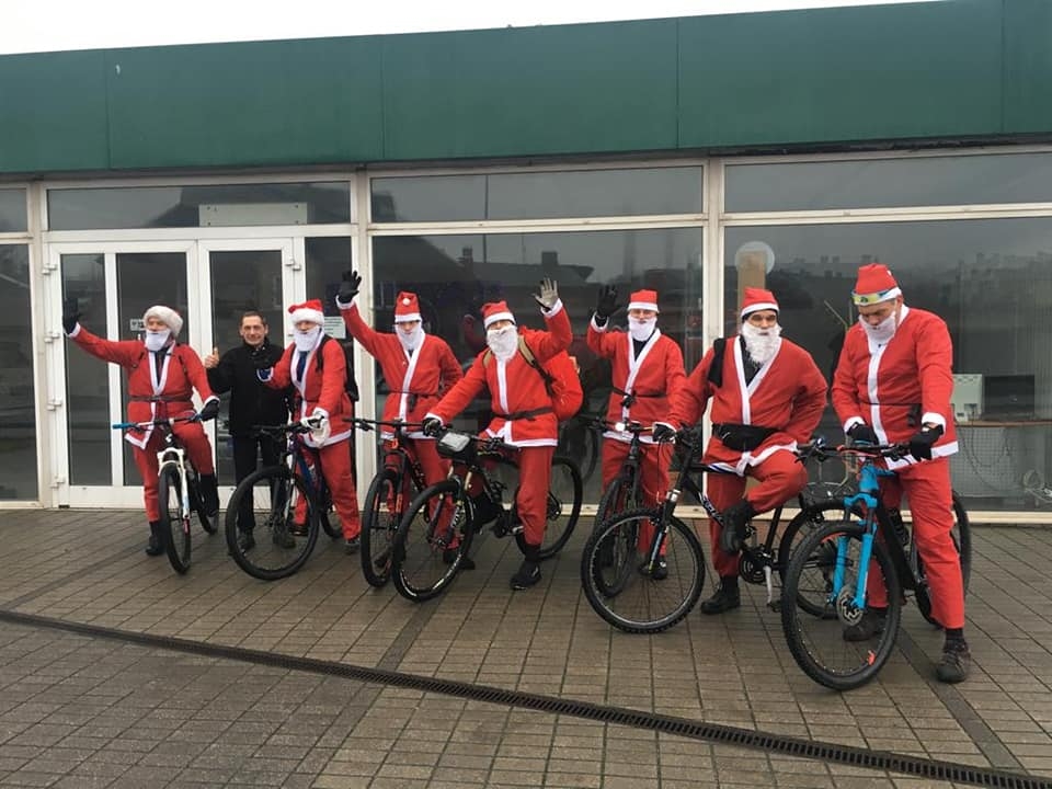 FOTO: Vesels pulks Ziemassvētku vecīšu ar velosipēdiem no Grobiņas ierodas Liepājā