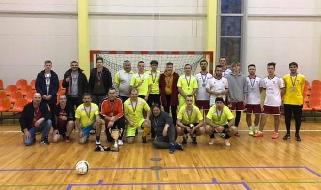 Aizputē Ziemassvētku telpu futbola turnīrā triumfē saldenieki