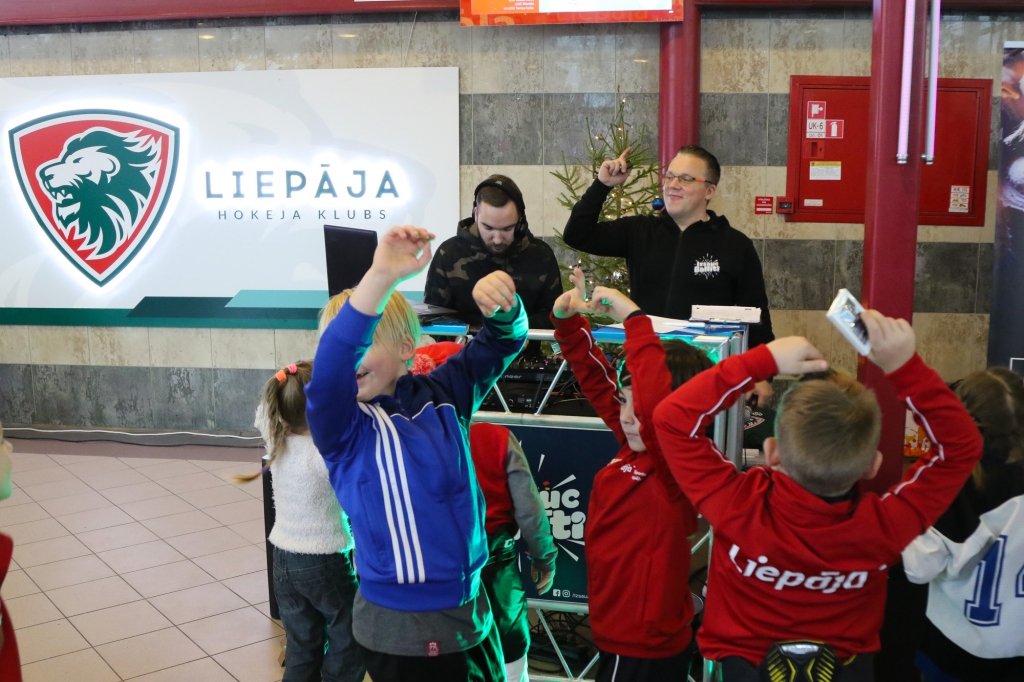 FOTO: Liepājā "Amber Puck Christmas Cup" turnīru aizvada paši jaunākie hokejisti