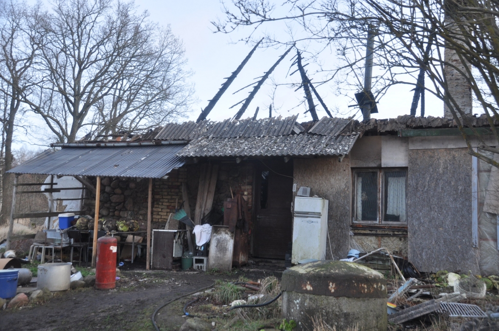 FOTO: Ugunsgrēks dzīvojamā mājā Medzē izcēlies no skursteņa