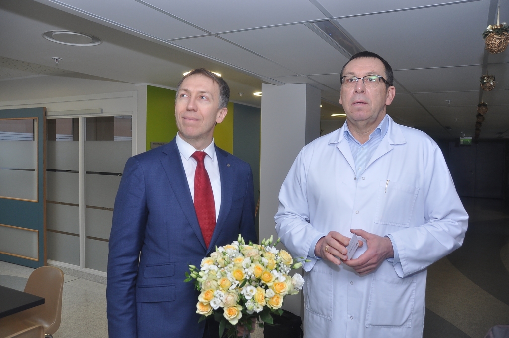 Liepājas mērs Jānis Vilnītis sveic Jaungada pirmos bērniņus