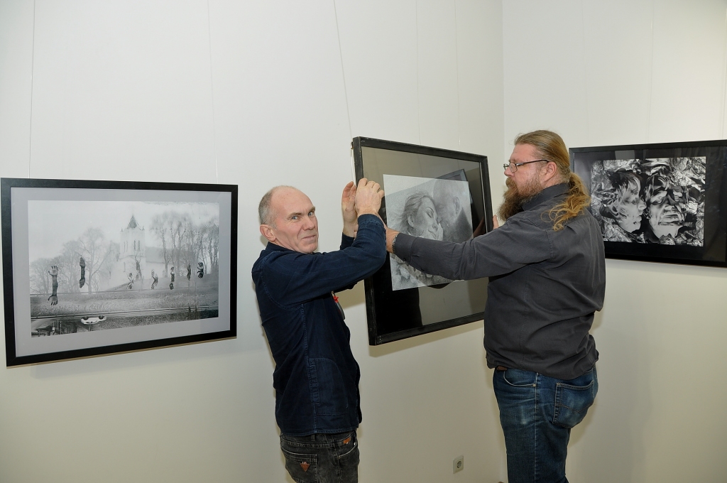 FOTO: Atklāj Liepājas Tautas fotostudijas FOTAST gada izstādi