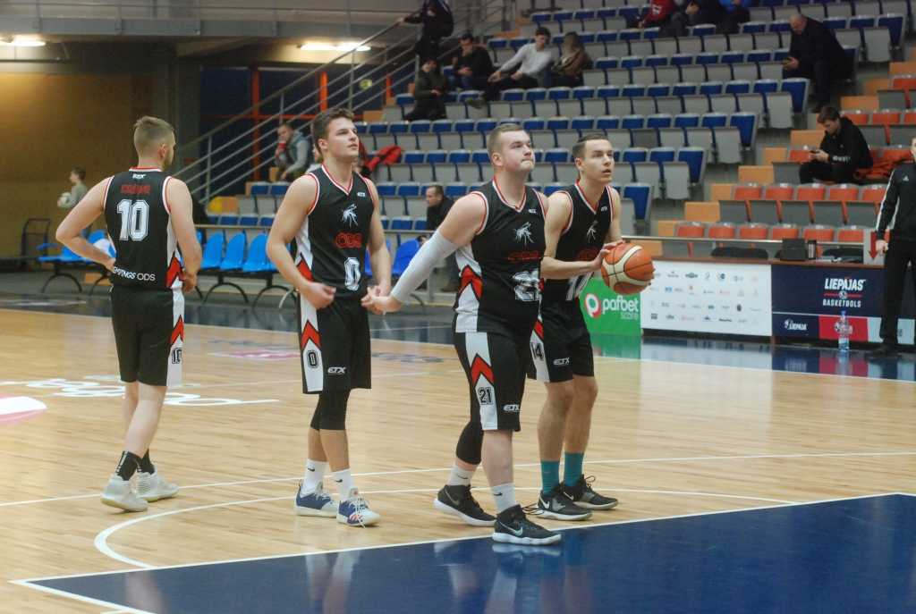 FOTO: Vairis Pusaudzis īsā laikā realizē piecus tālmetienus un "LPPP/Nīca" uzvar "Kempings ODS" vienību