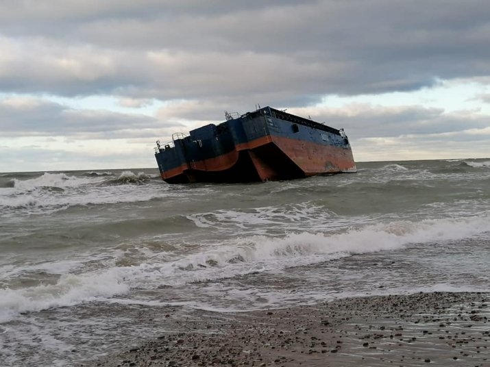 Pie Ventspils avarējušās baržas novilkšanai no sēkļa nogaida labvēlīgus laika apstākļus