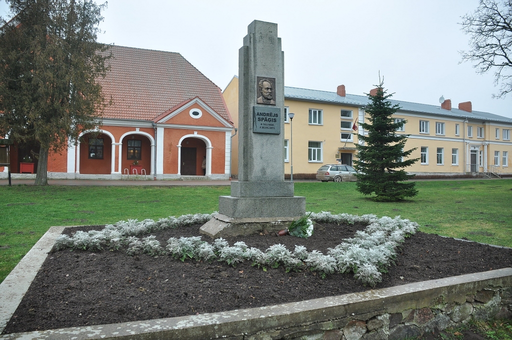 FOTO: Dunalkā piemin Andreja Spāģa 200 gadu jubileju