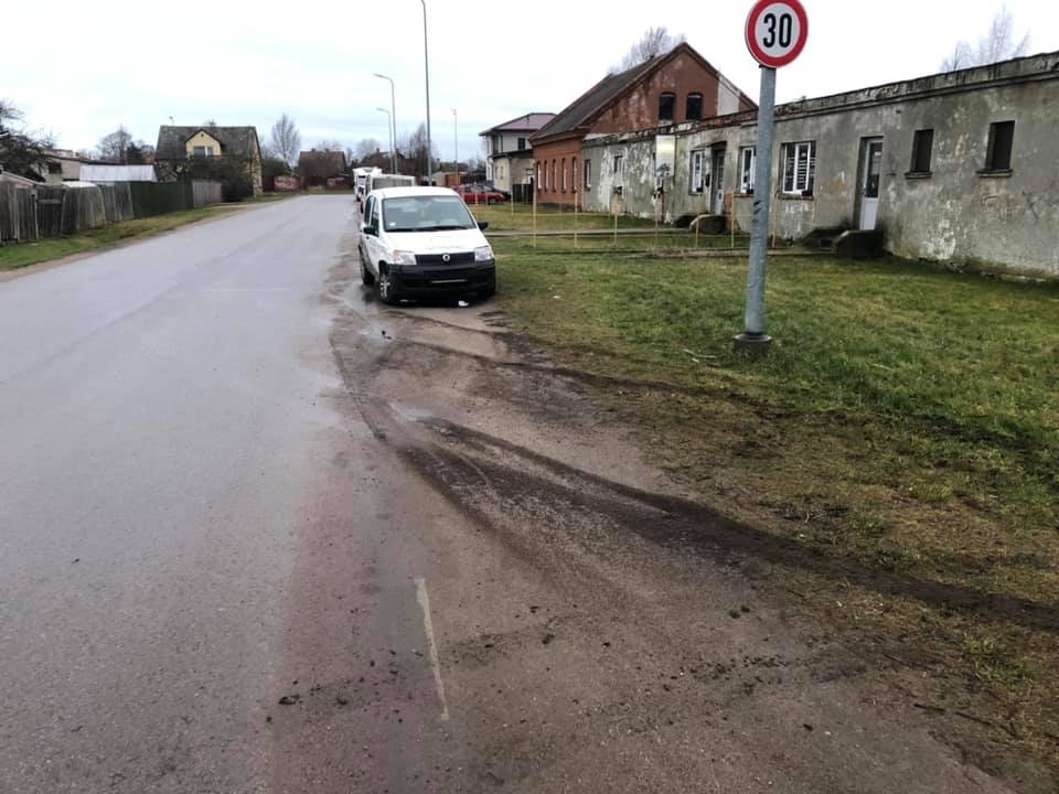 FOTO: Liepājā pamatīgi saskādē ielas malā novietotu automašīnu, nozog numurzīmi