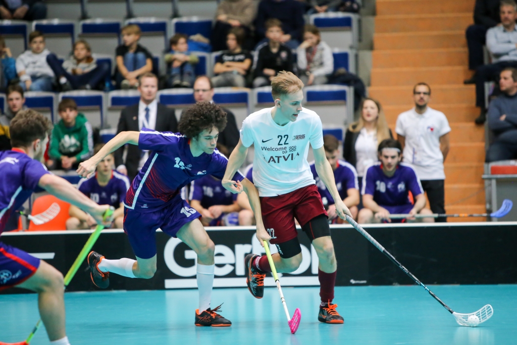 FOTO: Latvijas florbola izlase PČ kvalifikācijas turnīru iesāk ar graujošu uzvaru