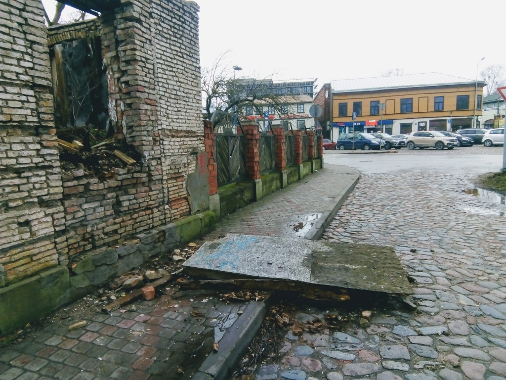 Stiprais vējš Liepājā izgāž kokus, bojā luksoforu un saliec ceļa zīmes 