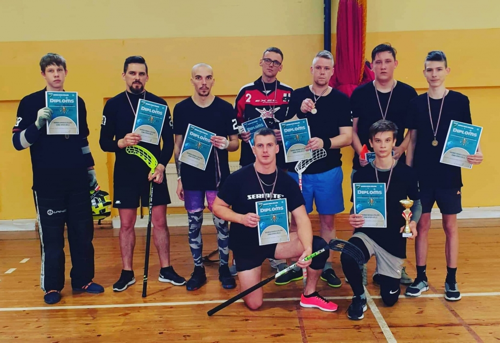 Kazdangas florbolisti savā pirmajā turnīrā pārved bronzas medaļas no Skrundas