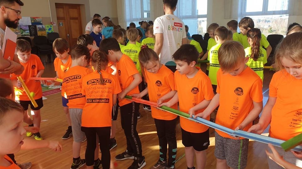 FOTO: Grobiņas skolēni piedalās izaicinājumā "Sporto Labākai dzīvei"