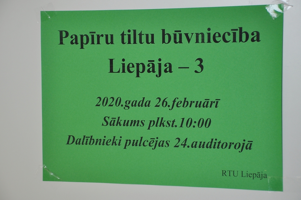 FOTO: Vidusskolēni būvē papīra tiltus