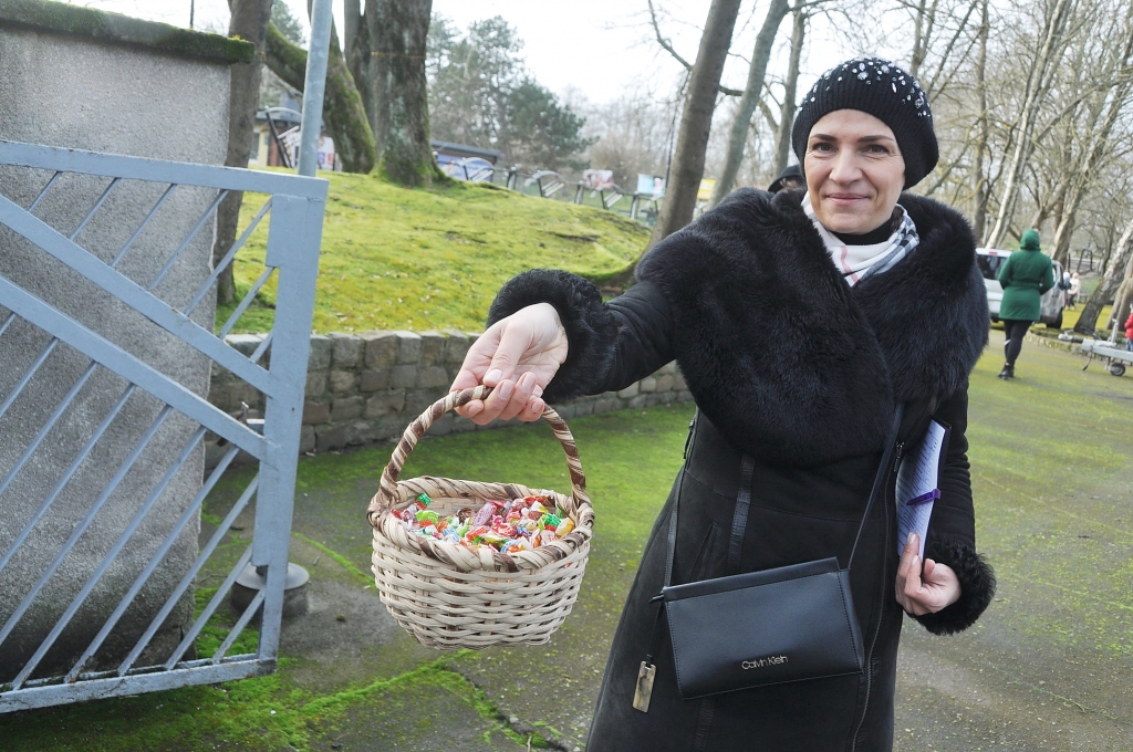 FOTO: Liepājā atvadās no ziemas ar lelles "masļenica" sadedzināšnu