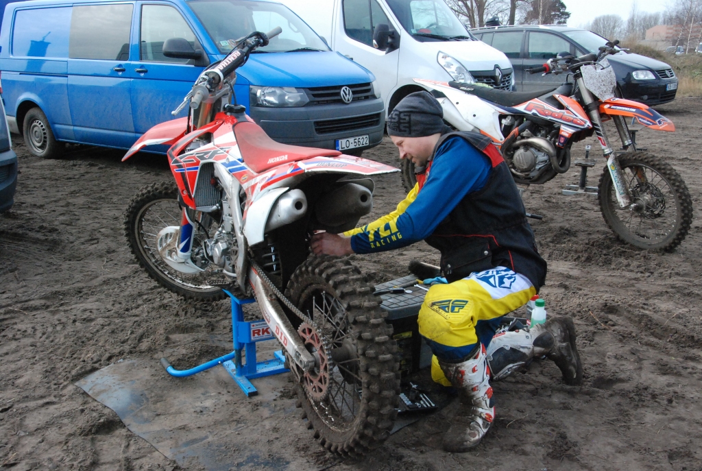 FOTO: Liepājā otro nedēļas nogali pēc kārtas griež "Motokrosa karuseli"