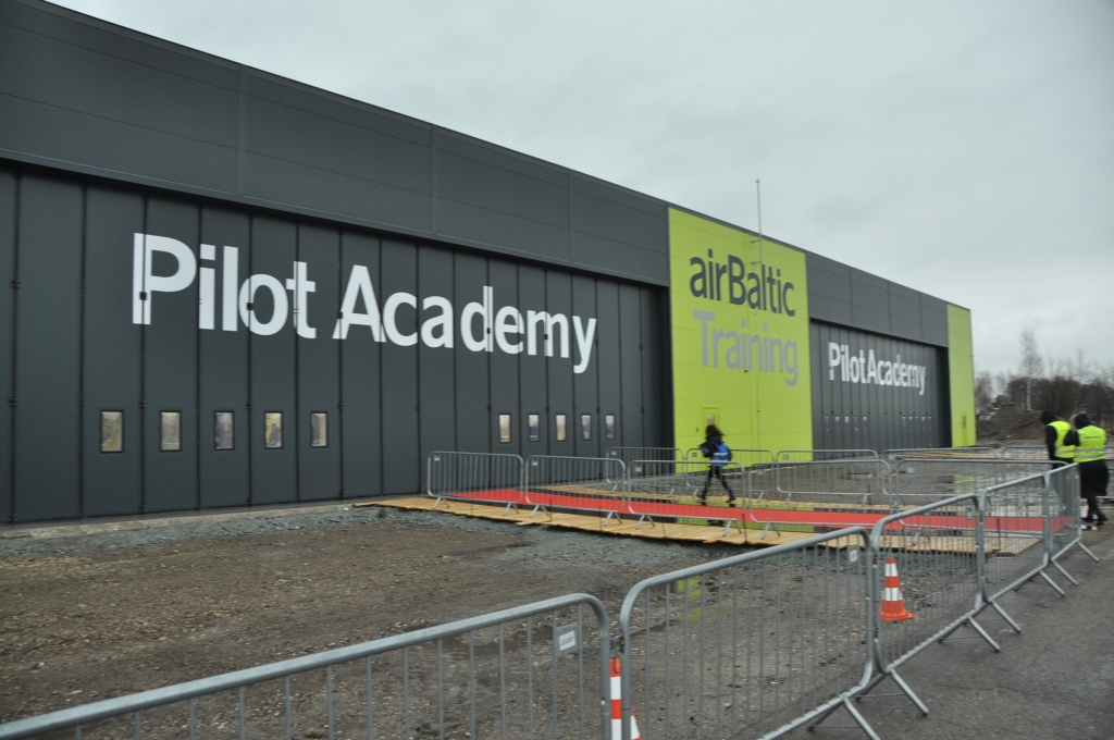 FOTO: Liepājas lidostā atklāj "airBaltic" Pilotu akadēmijas lidmašīnu angāru