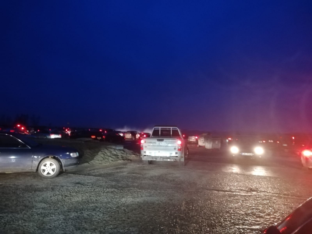 FOTO: Liepājā uz Ziemeļu mola mašīnu "jūra", bet viļņi grasās aprīt kafejnīcu