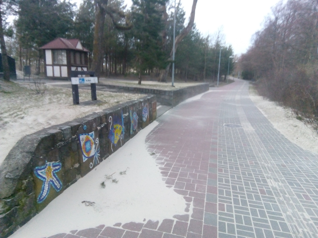 FOTO.VIDEO: Liepājā vētra Jūrmalas parku pārvērš baltu; jūra ienāk pilsētā