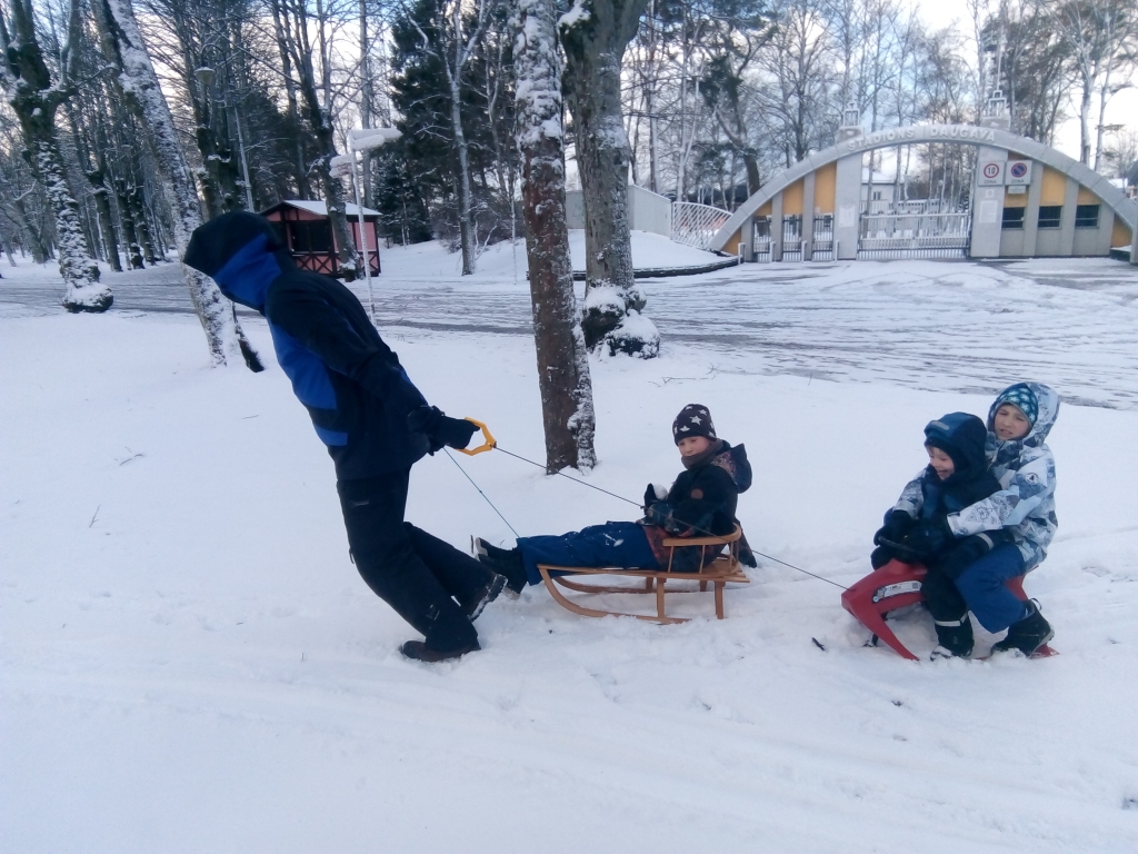 FOTO: Liepājnieki par pirmo sniegu: Ja mums neļauj braukt pie ziemas, ziema atnāk pie mums!"