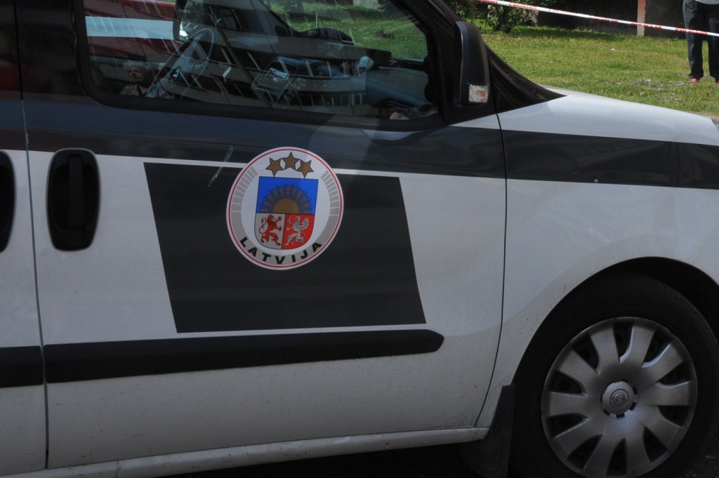 Policija aiztur divus nepilngadīgus jauniešus aizdomās par automašīnas zādzību Durbes novadā