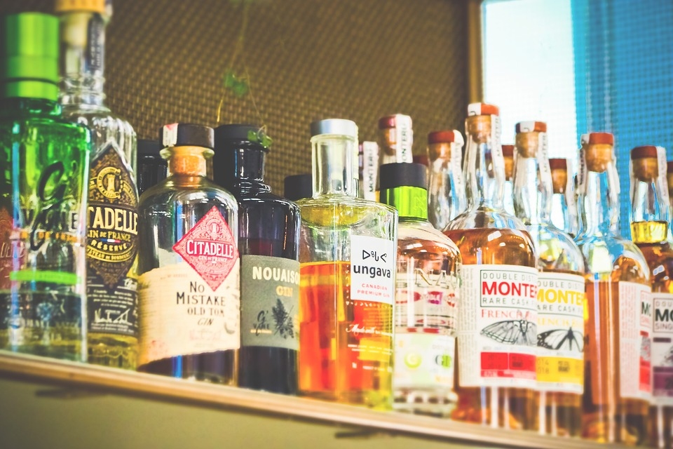 Saeima uz Covid-19 izplatības laiku atļauj arī internetā iegādāties alkoholu