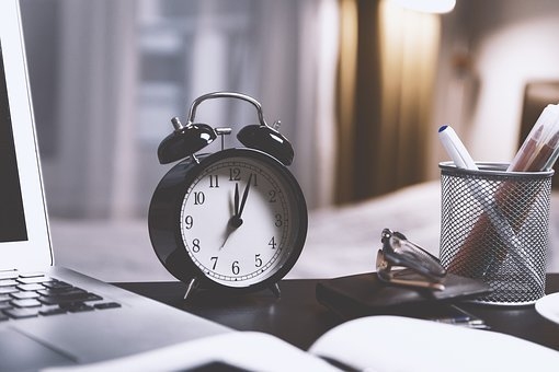 Nedēļas nogalē pulksteņa rādītāji būs jāpagriež vienu stundu uz priekšu