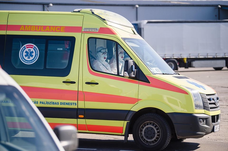 Liepājā trīs ar Covid-19 saslimušie cilvēki tika palaisti mājās, jo jutās labi 