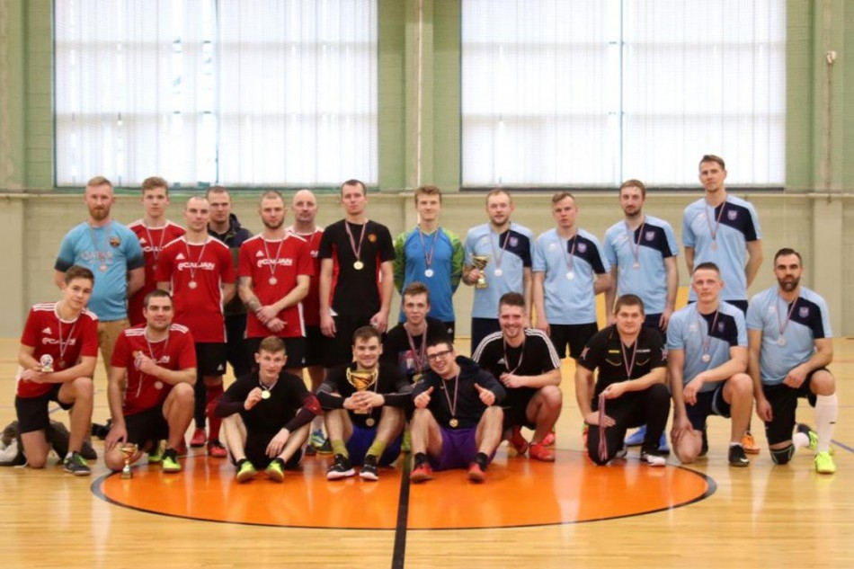 Futbolisti sadala medaļas Priekulē