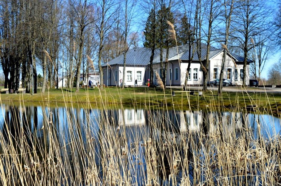 FOTO: Priekules kultūras nams rotājas Lieldienām