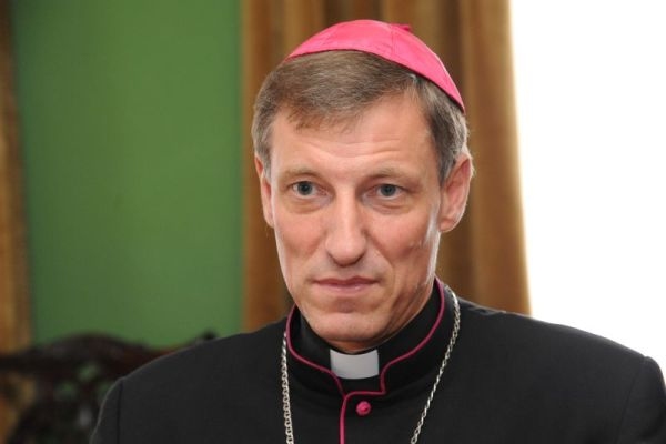 Katoļu arhibīskaps aicina krīzes laikā atbalstīt baznīcu, jo apsīkuši ziedojumi