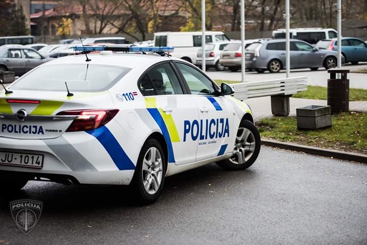 Policija Covid-19 slimniekam atkārtoti piemēro 2000 eiro sodu; vīrietim kopumā jāmaksā 4000 eiro