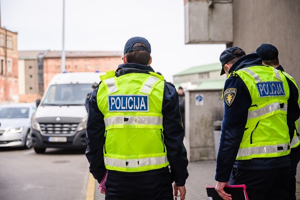 Liepājā policija aiztur agresīvu vīrieti, kurš vairāk nekā 30 reizes nonācis policijas redzeslokā par dažādiem likumpārkāpumiem