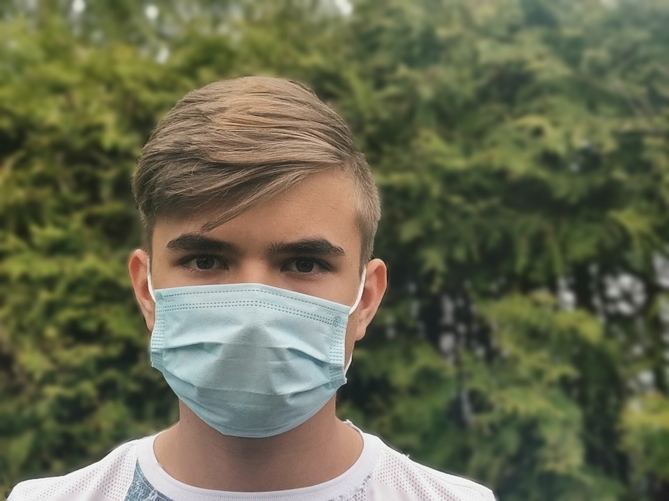 Skolēnus pirms eksāmeniem aicina patrenēties nēsāt sejas maskas