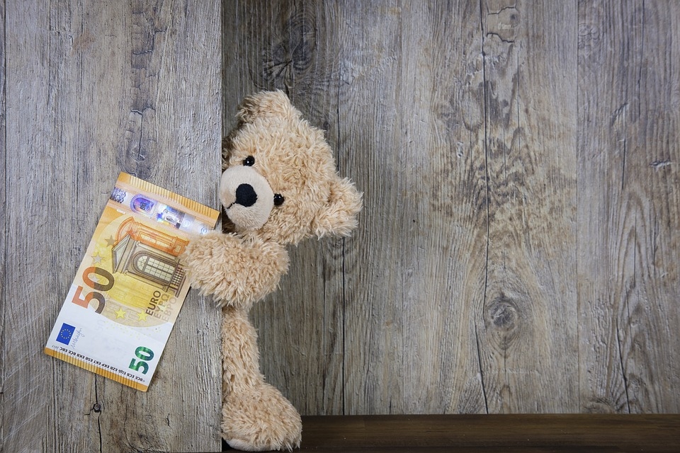 Palielinās bērna līdz divu gadu vecumam kopšanas pabalstu līdz 171 eiro, bet piemaksu par bērnu ar invaliditāti līdz 150 eiro mēnesī