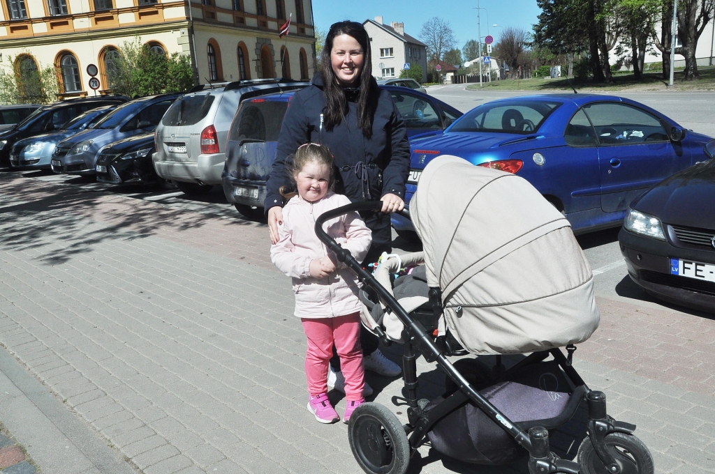 Situāciju pieņem kā pašsaprotamu un cenšas pielāgoties