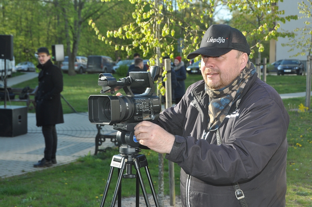 FOTO: Ivo Fomins atklāj Liepājas iekšpagalmu koncertprogrammu "Pilsētas serenādes"