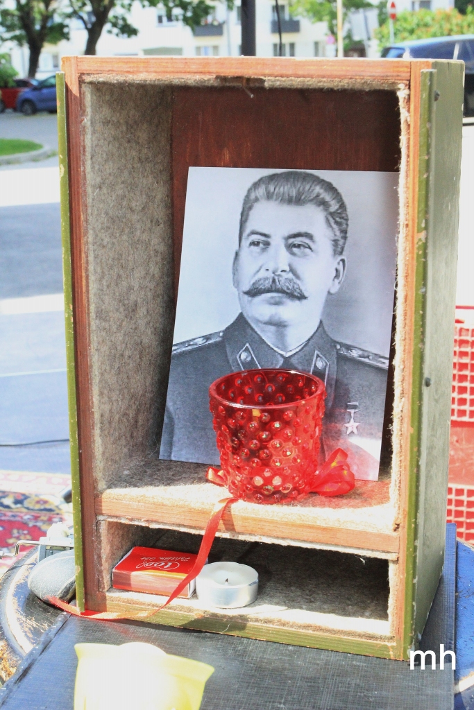 FOTO: Liepājā atklāj izstādi "Dzīvesstāsti sarkanā terora ēnā"