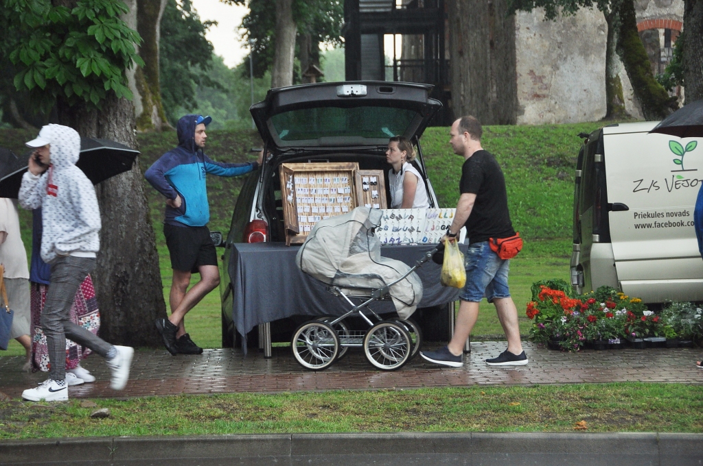 FOTO: Grobiņā negaiss patraucē Vakara tirgum